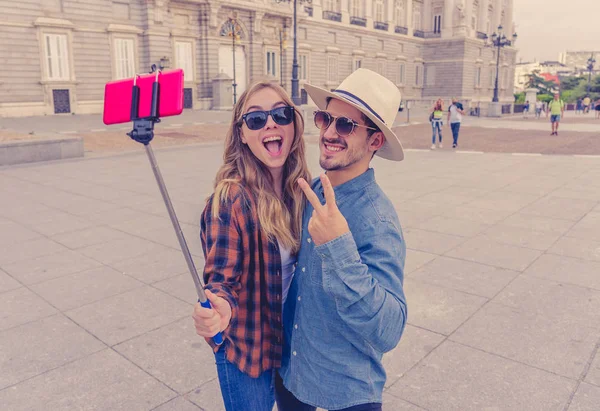 Belos Amigos Casal Turístico Apaixonado Tirar Selfies Pôr Sol Enquanto — Fotografia de Stock