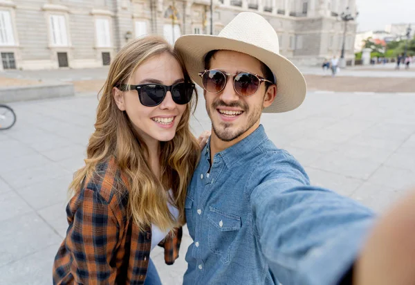 Belos Amigos Casal Turístico Apaixonado Tirar Selfies Pôr Sol Enquanto — Fotografia de Stock