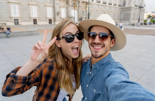 Belos Amigos Casal Turístico Apaixonado Tirar Selfies Pôr Sol Enquanto — Fotografia de Stock