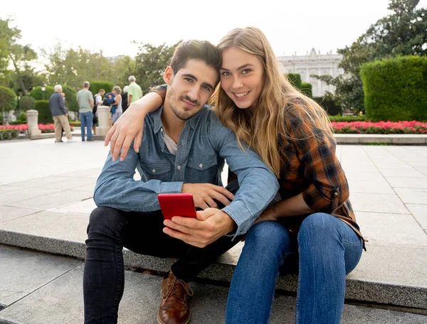 Joven Pareja Turistas Consultando Línea Guía Viaje Blog Web Teléfono —  Fotos de Stock