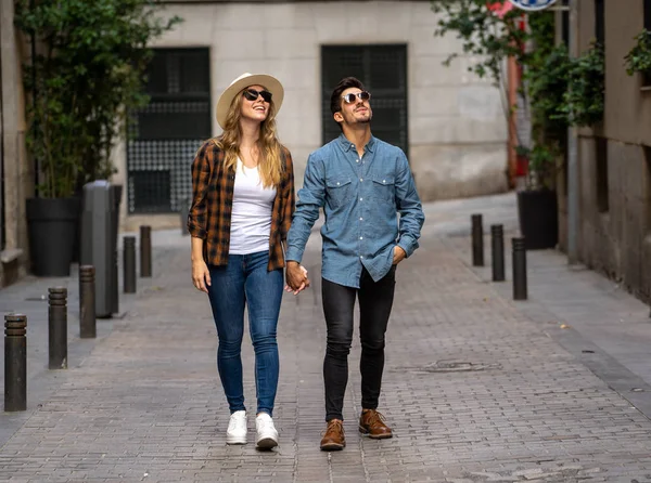 Jong Stel Liefde Lopen Straat Hand Hand Plezier Reizen Door — Stockfoto