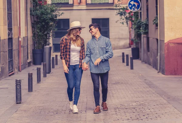 Unga Par Kärlek Promenader Gatan Håller Händerna Har Kul Reser — Stockfoto