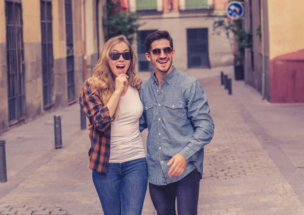 Mladý Zamilovaný Pár Chodí Ulici Drží Ruce Baví Cestováním Evropě — Stock fotografie
