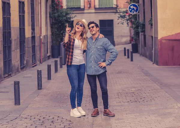 恋爱中的年轻夫妇手牵着手在街上散步 在欧洲各地度假 享受浪漫的旅行或城市的休息 在旅游 生活方式和旅行概念方面 — 图库照片