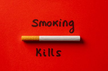 Kırmızıda izole edilmiş sigara reklamı ve yazılı sigara içme cinayetleri. Tıbbi uyarı, dünya tütün günü yok ve sigara içmeyi bırak..