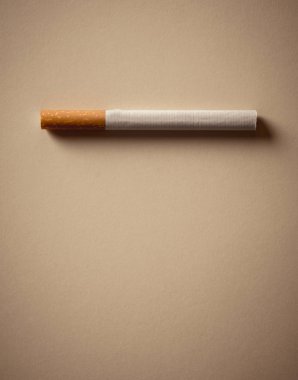 Sigara izole edildi. Metin için kopyalama alanı olan kavramsal resim. Sigara içmeyi bırakmak, sigara içmek hastalığa, tütün bağımlılığına, nikotin bağımlılığına ve tıbbi uyarılara neden olur..