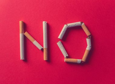 Kırmızı arka planda izole edilmiş kırık sigarayla yazılmamış. Dünya için reklam tarzıyla kavramsal imaj tütün günü yok ve kampanya kavramını bırak..