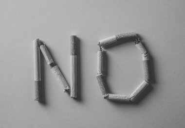 Kırmızı arka planda izole edilmiş kırık sigarayla yazılmamış. Dünya için reklam tarzıyla kavramsal imaj tütün günü yok ve kampanya kavramını bırak..