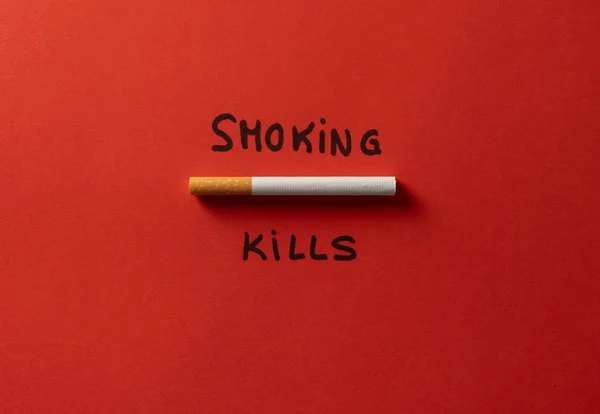 Werbebild Der Zigarette Isoliert Auf Rot Mit Schriftzug Rauchen Tötet — Stockfoto