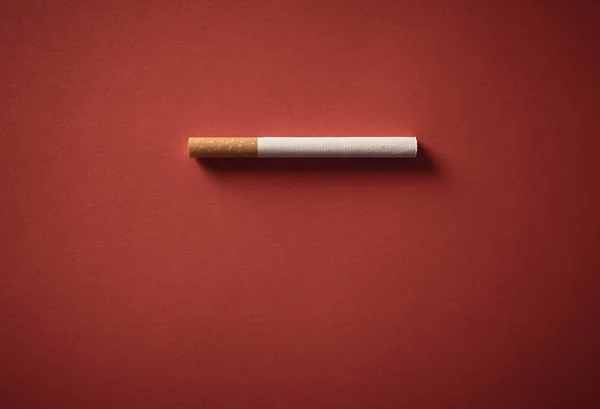 Piros Háttérrel Izolált Cigaretta Fogalmi Kép Másolási Hellyel Szöveghez Dohányzásról — Stock Fotó