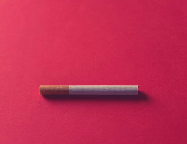 Cigaretu Izolovanou Červeném Pozadí Konceptuální Obraz Kopírovacím Prostorem Pro Text — Stock fotografie