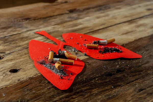 Imagem Conceitual Tocos Cigarros Queima Pulmões Vermelhos Isolados Fundo Rústico — Fotografia de Stock