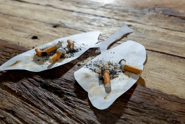 Konzeptionelles Bild Von Zigarettenstummeln Und Brennen Auf Schmutzigen Lungen Isoliert — Stockfoto