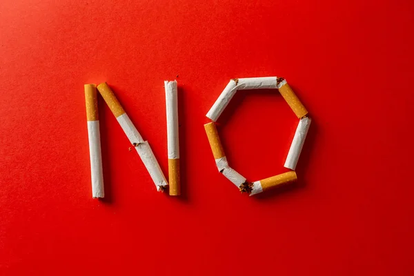 Geen Geschreven Met Gebroken Sigaretten Geïsoleerd Rode Achtergrond Conceptueel Beeld — Stockfoto