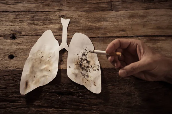 烟草和肺癌的广告风格图片 医疗警告 戒烟和戒烟运动 用肺作为烟灰缸燃烧香烟的手部概念图 — 图库照片