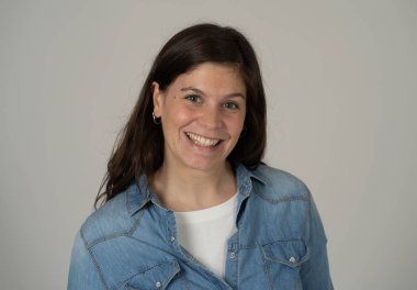 İnsanlar, Pozitif insan yüz ifadeleri ve duygular kavramı. Mutlu yüz ve güzel bir gülümseme ile çekici genç beyaz kadın yakın portresi. Nötr arka planda yalıtılmış.