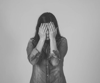 İnsan duyguları ve ifadeleri. Beklenmedik haberler duyan, kazanan ya da neşeli jestler yapan şaşırmış ve mutlu bir yüz le büyük başarılar elde eden güzel şok olmuş kadının portresi. Stüdyo çekimi.