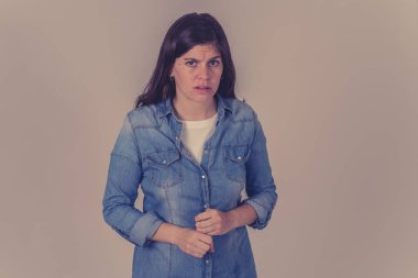 İnsan duyguları ve ifadeleri ve ruh sağlığı kavramı. Genç üzgün kadın endişeli ve düşünceli görünümlü depresyon muzdarip. Üzüntü ve duygusal acı hissediyorum. Stüdyo kopya alanı ile çekim.