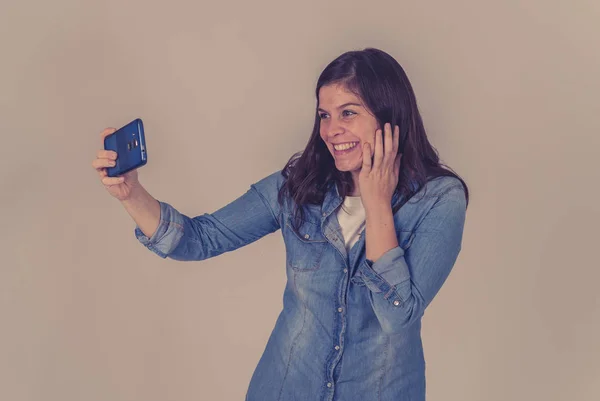 Genç Çekici Bir Kadının Cep Telefonuyla Selfie Görüntülü Sohbet Çekimleri — Stok fotoğraf