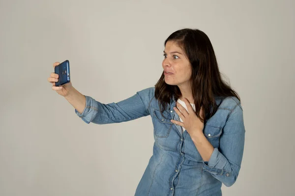 Studio Shot Young Attractive Woman Taking Selfie Video Chatting Mobile — ストック写真