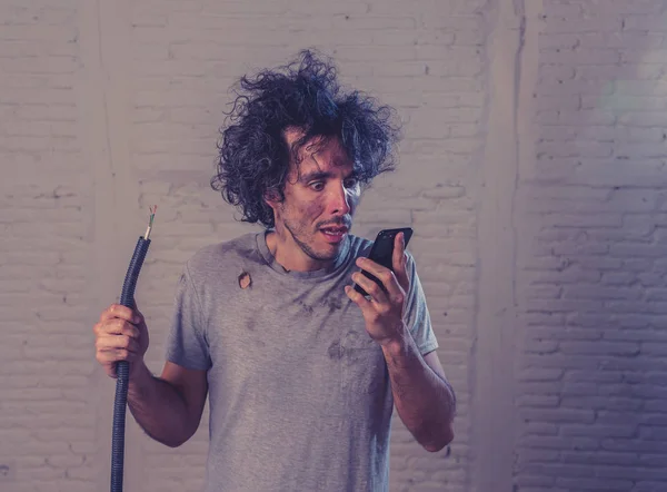 Retrato Joven Sosteniendo Cable Eléctrico Después Accidente Doméstico Con Expresión —  Fotos de Stock