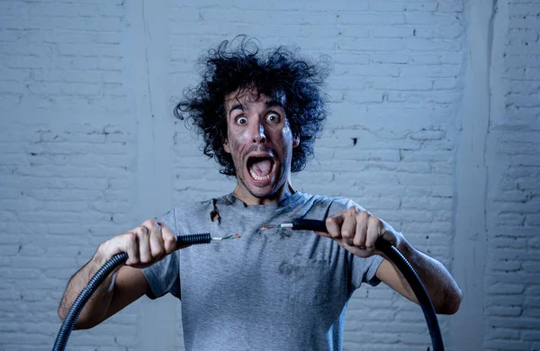 Een Man Die Een Elektrische Schok Krijgt Gebroken Elektrische Kabels — Stockfoto
