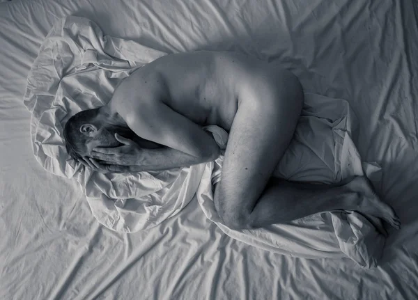 Γυμνός Άντρας Ξαπλωμένος Στο Κρεβάτι Κλαίγοντας Μόνος Νιώθοντας Λυπημένος Και — Φωτογραφία Αρχείου