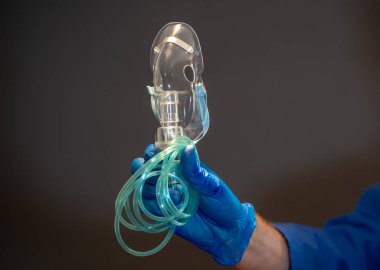 COVID-19 Salgını. Yorgun Doktor 'un solunum cihazı yok. Tıbbi tedavi ve koronavirüs için ekipman eksikliği hastalara SARS bulaştırdı. Hastanelerde solunum cihazı sıkıntısı var..