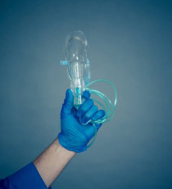 COVID-19 Salgını. Yorgun Doktor 'un solunum cihazı yok. Tıbbi tedavi ve koronavirüs için ekipman eksikliği hastalara SARS bulaştırdı. Hastanelerde solunum cihazı sıkıntısı var..