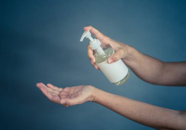 COVID-19 Coronavirus koruması. 2019-NCoV 'dan korumak için el dezenfektanı. Virüsün yayılmasını önlemeye ve ellerini yıkamaya yardım et. Kendinizi ve diğerlerini koruyun ve el dezenfektanı talep konsepti.