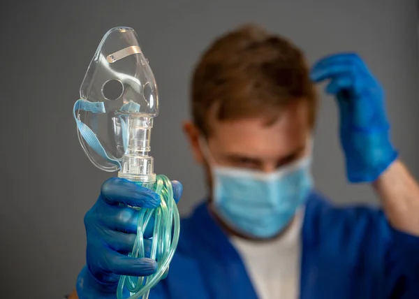 Covid Utbrott Utmattad Doktor Med Icke Invasiv Respirator Medicinsk Behandling — Stockfoto