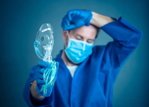 Covid Utbrott Utmattad Doktor Med Icke Invasiv Respirator Medicinsk Behandling — Stockfoto