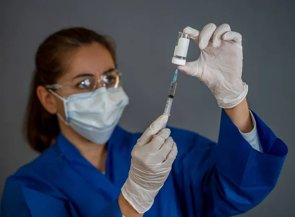 Covid Coronavirus Vaccine Lékařský Vědec Injekční Stříkačkou Analyzující Virus Sars — Stock fotografie