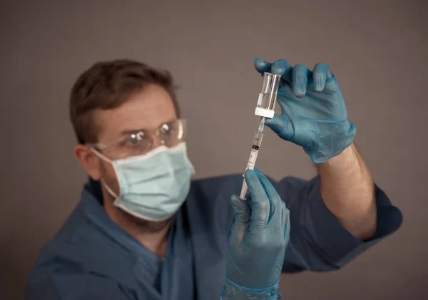 Covid Coronavirus Vaccin Läkare Med Spruta Som Analyserar Virus Sars — Stockfoto