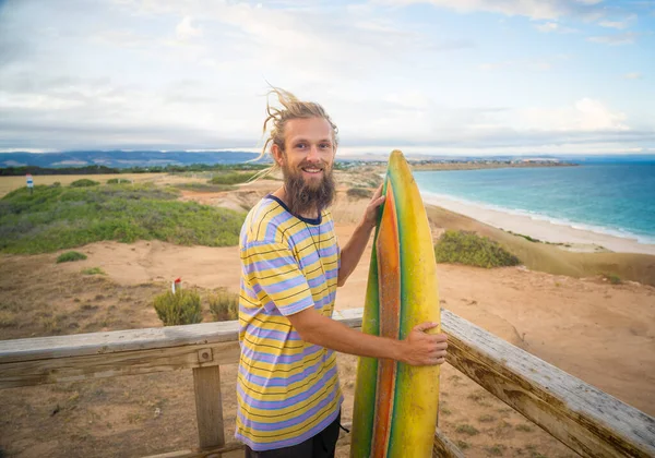 Attraktiv Blond Australisk Hipster Surfare Med Dreadlocks Och Skägg Tittar — Stockfoto