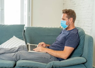 Bilgisayardaki mutlu iş adamı evde çalışıyor. Coronavirus Kilitleme, Sosyal Mesafe ve Yeni Normal kavramında çalışan çalışanlarla bilgisayar konferansında serbest çalışan bir bilgisayar..