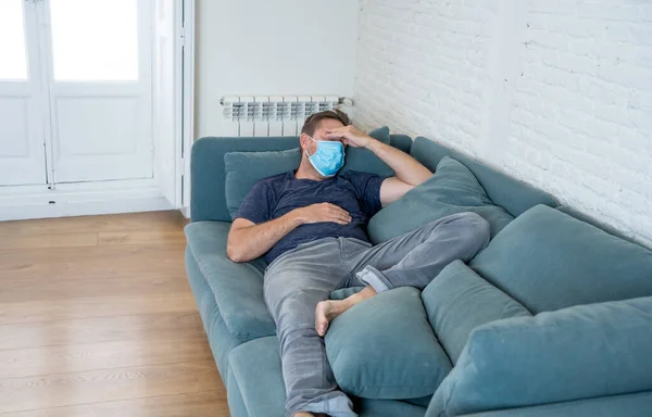 Triste Homme Avec Masque Protecteur Maison Canapé Salon Sentant Fatigué — Photo