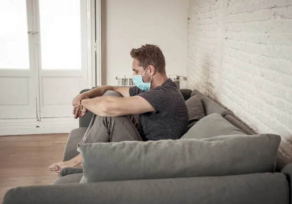 Hombre Triste Con Mascarilla Protectora Sofá Sala Estar Casa Sintiéndose — Foto de Stock