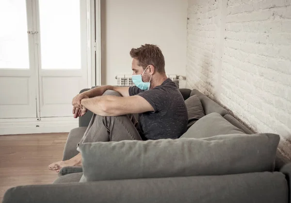 Sorgsen Man Med Skyddande Ansiktsmask Hemma Vardagsrum Soffa Känsla Trött — Stockfoto