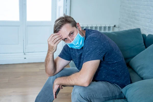 Sorgsen Man Med Skyddande Ansiktsmask Hemma Vardagsrum Soffa Känsla Trött — Stockfoto