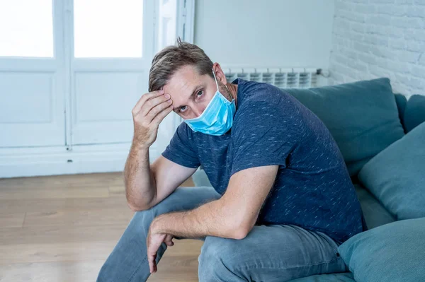 Trauriger Mann Mit Schützender Gesichtsmaske Auf Der Heimischen Wohnzimmercouch Der — Stockfoto