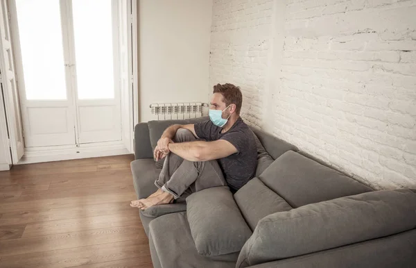 Hombre Triste Con Mascarilla Protectora Sofá Sala Estar Casa Sintiéndose —  Fotos de Stock