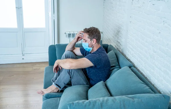 Droevige Man Met Beschermende Gezichtsmasker Thuis Woonkamer Bank Gevoel Moe — Stockfoto