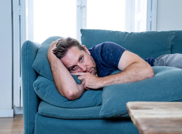 Unglücklicher Depressiver Kaukasier Der Auf Der Wohnzimmercouch Weint Und Sich — Stockfoto