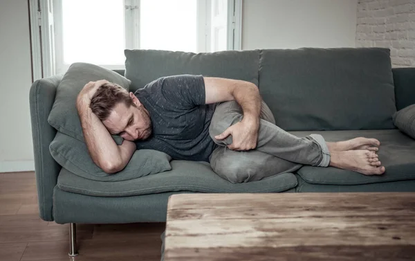 Olycklig Deprimerad Kaukasisk Man Gråter Vardagsrummet Soffa Känsla Desperat Och — Stockfoto