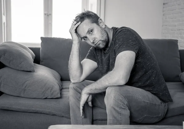 Nieszczęśliwy Przygnębiony Biały Mężczyzna Płaczący Kanapie Salonie Zdesperowany Samotny Domu — Zdjęcie stockowe