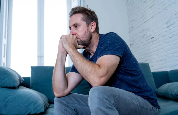 Unglücklicher Depressiver Kaukasier Der Auf Der Wohnzimmercouch Weint Und Sich — Stockfoto