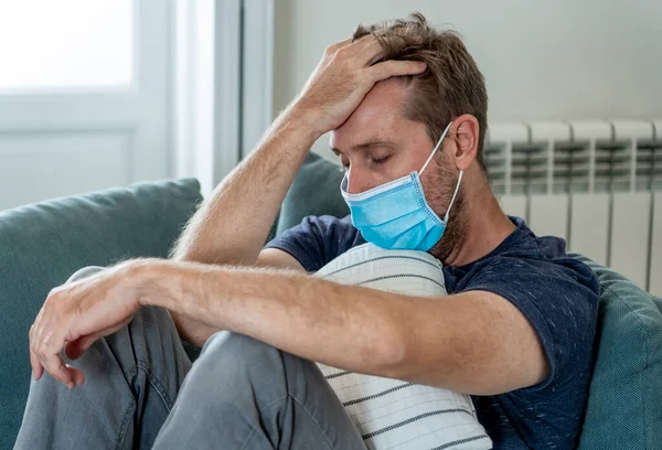 Sorgsen Man Med Skyddande Ansiktsmask Hemma Vardagsrum Soffa Känsla Trött — Stockfoto