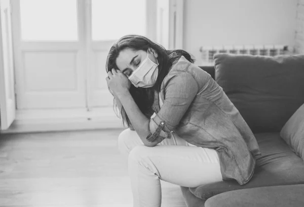 Smutná Latinská Žena Ochrannou Obličejovou Maskou Doma Obývací Pokoj Gauč — Stock fotografie