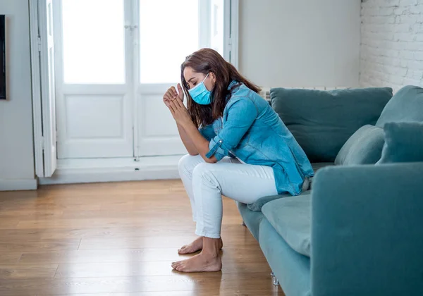 Mujer Latina Triste Con Mascarilla Protectora Sofá Sala Estar Casa —  Fotos de Stock